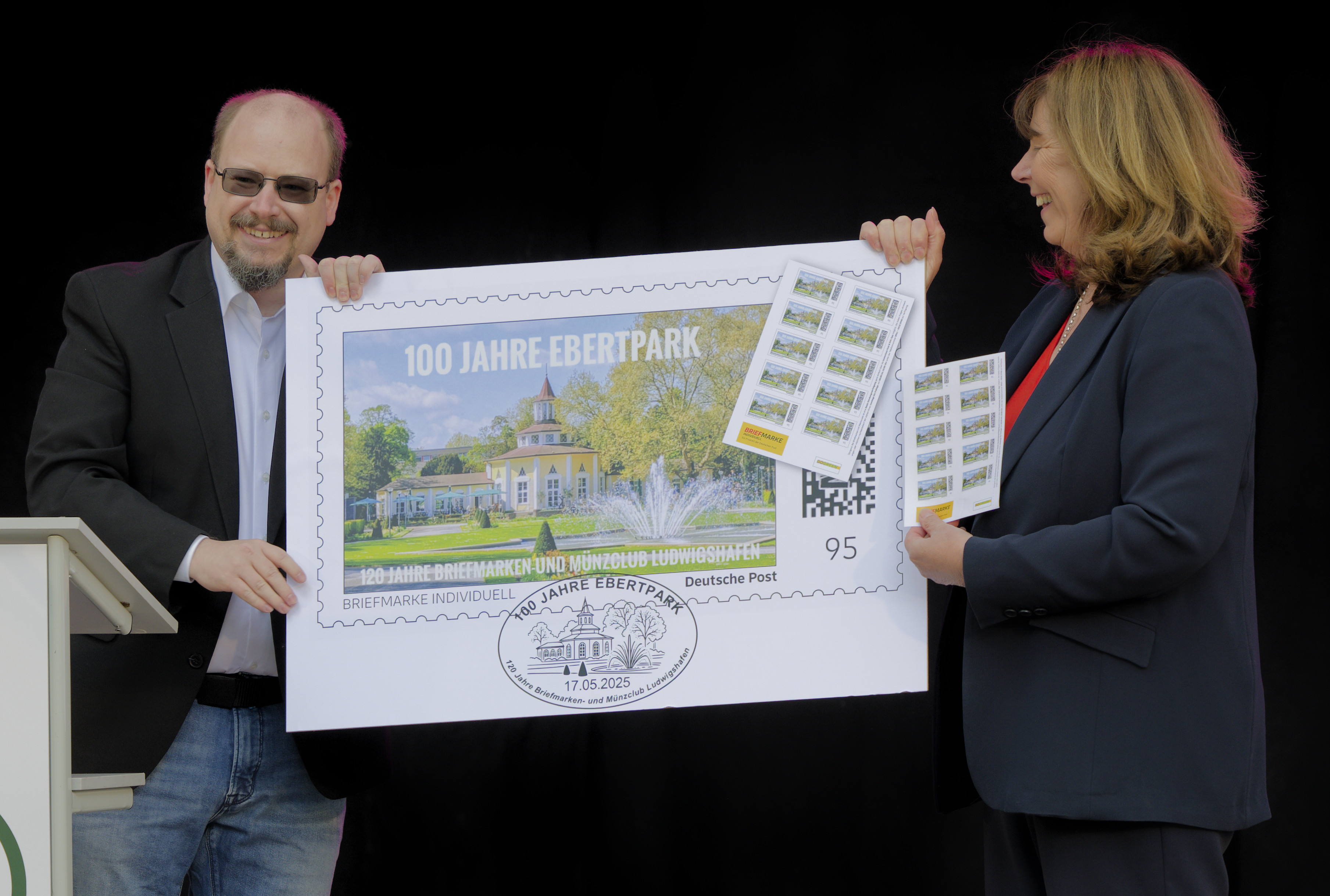 Übergabe Briefmarke an OBM LU (li.: B. Stemmermann, re: OBM J. Steinruck)